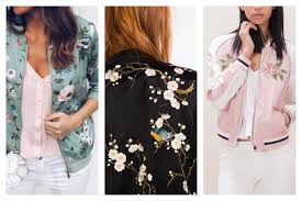 Col, base et poignets en maille noire côtelée. Comment Adopter La Tendance Bomber Avec Style