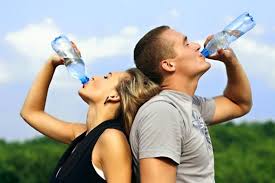Non è affatto necessario assumere sei, otto o dieci bicchieri d'acqua al giorno. Bere Troppa Acqua Fa Male Alla Salute 8 Bicchieri Possono Nuocere