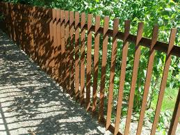 Lattenzaun Aus Corten Stahl Detail Rostoberflache Gartengestaltung Zaun Cortenstahl