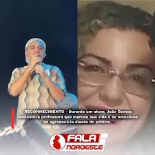Professora minha ali no canto, que eu sei que sente orgulho, porque foi com  vocês que aprendi a ser um rapaz de direito”, disse o cantor do palco, onde  fazia um show beneficente para reverter fundos ...