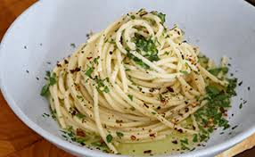 Spaghetti aglio e olio is a traditional neapolitan dish become a symbol of the italian cuisine, thanks to its simplicity and deliciousness! Spaghetti Aglio Olio E Peperoncino Pasta Aglio E Olio Recipevincenzo S Plate