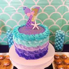 Le Gateau D Anniversaire Est A Cette Partie D Anniversaire De Sirene Gateau Gateau Anniversaire Decorations De Fete De Sirene Idee Anniversaire