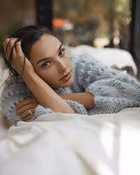One morning after a workout, still in capri tights and a loose tank, she's driving from her gym to a photo shoot at the montage beverly hills. Gal Gadot Photoshoot 2018 Celebmafia