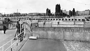 El muro de berlín se levantó el 13 de agosto de 1961, . Rvnvgtl0rorvwm