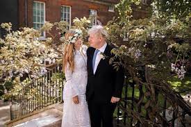 Boris johnson and carrie symonds join national clap for captain sir tom moore. Boris Johnson Und Carrie Johnson Ihr Brautkleid Kostete Knapp 50 Euro Gala De