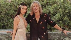 Con el ex delantero intentan recurrir a lugares tranquilos alejados de las multitudes y llevan una vida de lujo donde disfrutan de su amor frente a las playas cercanas a la residencia donde viven desde hace un tiempo. Sofia Bonelli Confeso Que Estaban Haciendo En El Video Que Se Filtro Junto A Claudio Caniggia