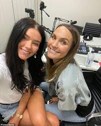 The bachelor mum shared a photo of their newborn, along with the caption. Die Bachelor Laura Byrne Und Der Bretagne Hockley Geben Flotter Dreier Beratung Aktuelle Boulevard Nachrichten Und Fotogalerien Zu Stars Sternchen