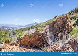 Vista De Robertson Ciudad Y Una Cordillera Con Grandes Afloramientos  Rocosos Rojos Y Exuberante Vegetación Robertson Imagen de archivo