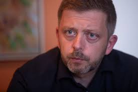 Fiktivní rozhovor, který se neodehrál, ale mohl by. Radek Bartoníček: Pane  předsedo, nepřemýšleli jste o tom, že byste v rámci té kampaně podpořili  nějakou romskou rodinu s malými dětmi? Vít Rakušan: Ne.