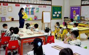 Kedua tangan mengepal dan berada di pinggang.c. Tips Menciptakan Suasana Kelas Yang Nyaman Dan Menyenangkan Bagian 1 Dunia Belajar Anak