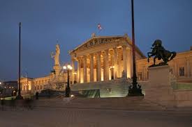 The exterior of the austrian parliament building, particularly the statue of athena, is one of the most visited tourist sites in vienna. Parlament Wien Bei Nacht Peter Wienerroither Als Kunstdruck Oder Handgemaltes Gemalde