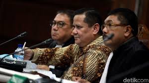 Dia tiba di indonesia melalui jalur darat, dari malaysia ke pontianak, kalimantan barat. Sekretaris Pribadi Djoko Tjandra Bersaksi Di Sidang Irjen Napoleon