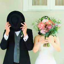 恥ずかしがり屋さん必見 かわいい顔隠しショット10選 結婚式準備はウェディングニュース 顔隠し ウェディング ビーチ 前撮り