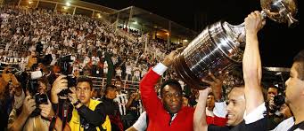 The copa libertadores game between santos of brazil and independiente of argentina is abandoned after police clashed with an angry home crowd. Libertadores De 2011 Um Titulo Sobrenatural Santos Futebol Clube