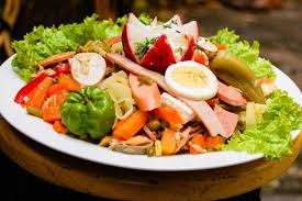 Seiring dengan berkembangnya zaman salad amerika pun berubah menjadi olahan berbagai jenis bahan makanan kecuali roti dan kue. Sajian Segar 10 Salad Terkenal Dari Berbagai Negara