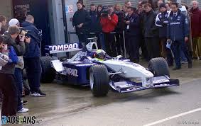 Als kleiner einsamer mensch muss er immer in einem rennboliden zur arbeit fahren. Ralf Schumacher Heute Bei Der Ausfahrt Aus Der Box Zur Ersten Testfahrt Mit Dem Neuen Formel 1 Bmw Williams Fw23 Racefans
