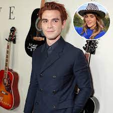 Riverdale star kj apa and girlfriend clara berry are expecting their first child! Vcmkegeov05omm