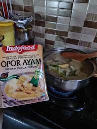 Haluskan semua bumbu kecuali serai, daun jeruk dan lengkuas geprek. Resep Opor Ayam Mudah Dengan Bumbu Jadi Indofood