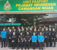Adalah dimaklumkan bahawa jabatan imigresen malaysia (jim) akan memulakan operasi secara berperingkat mengikut ketetapan di bawah : Jabatan Imigresen Malaysia Muar Daerah Muar Johor 60 6 652 2685