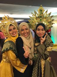 Di atas hierarki kesultanan duduk sultan dan dia adalah raja mutlak. My Dear Diary Pharmagrad Dinner 2018 Hikayat Kesultanan Melayu Melaka
