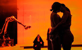 Blut, Gewalt, Sex: Was Triggerwarnungen am Theater bringen - queer.de