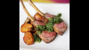 Spremere il limone e aggiungere circa mezzo bicchiere di olio extra vergine di oliva , un rametto di rosmarino e fare un'emulsione con la quale coprirete le costolette d'agnello. Come Preparare Un Carre Di Agnello Con Salsa Alla Menta Videoricetta Per Pasqua Youtube