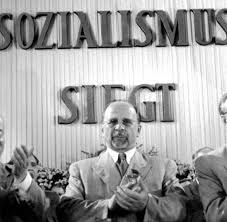 10 sätze über das leben der menschen in der ddr / auf dem weg in den zusammenbruch 1982 bis 1990 bpb. Walter Ulbricht Im Juli 1958 10 Gebote Fur Den Neuen Sozialistischen Menschen Welt