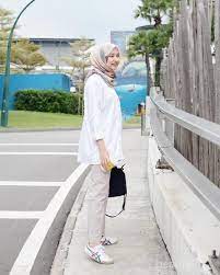Simak beberapa tips berikut ini untuk mix. Mix And Match Style Kemeja Kekinian Yang Banyak Dipakai Selebgram Hijab Be Stylish Ladies