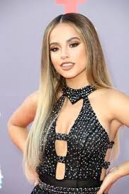 Born 30 december 1986) is an english singer and songwriter.her career began when she met record producers starsmith and frankmusik, and she was later spotted by jamie lillywhite, who later became her manager and a&r.after signing to polydor records in july 2009, goulding released her debut extended play, an introduction to ellie goulding. C E L E B S