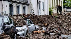 1 day ago · en alemania al menos 81 personas murieron y decenas permanecen desaparecidas tras las grandes inundaciones. Httg0pwl03moum