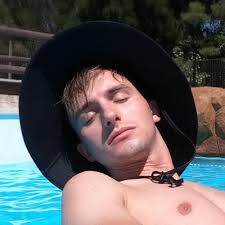 hannah ferla (@hannahvonroe)