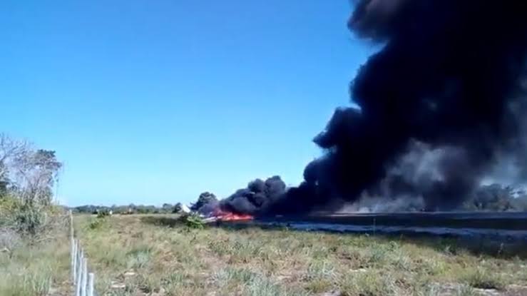 Resultado de imagem para uma aeronave caiu durante o pouso em uma pista no resort e depois pegou fogo"