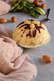 Immergete pochi secondi lo stampo in acqua calda, sformate il semifreddo e decoratelo con il croccante di mandorle tritato grossolanamente. Semifreddo Al Croccantino Immagine 458846 Ifood