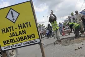 Dengan tarif sekitar rp1,5 jutaan per malam untuk tipe standard dan rp2,2 jutaan per malam untuk tipe queen suite, anda bisa reservasi via beberapa situs booking online atau nomor hp 0821 5133 3773. Berita Foto Perbaikan Jalan Cendrawasih Samarinda Tribun Kaltim