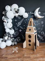 3000 x 2953 jpeg 1037 кб. Be Inspired By This Incredible Rocket Decoration More At Circu Net 2nd Birthday Party Themes Space Birthday Party Space Theme Party