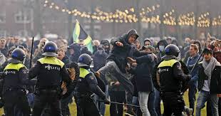 Stuur dan je bericht naar onze redactie. 143 Arrestaties Bij Rellen In Amsterdam Sommige Betogers Droegen Vechthandschoenen Nieuws Ad Nl