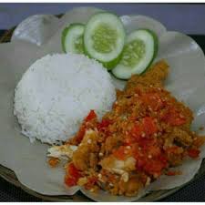Untuk penyajiannya bersama sambal dan lalapan. Ayam Geprek Nasi Uduk Nasi Kuning Shopee Indonesia