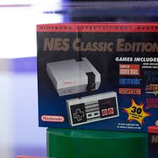 El control es el clásico de nintendo, en tamaño real como el de la consola lanzada en 1985; How To Buy Nintendo S Nes Classic The Verge