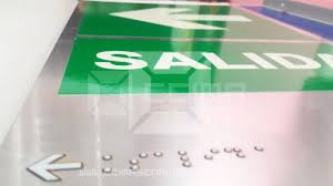señalética de evacuación para personas con discapacidad visual con sistema Braille y relieve