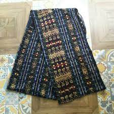 Sementara bagi pria, model baju tenun terbaru akan menarik dikenalan karena model baju pria terlihat up to date dengan kain bercorak tradisional. Kain Tenun Atbm Maumere Ntt Pecinta Kain Etnik Ready To Adopt Kain Tenun Atbm Maumere Kabupaten Sikka Flores Ntt Ukuran Sarun Celana Panjang Kain Blus