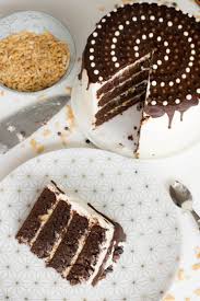 Layer Cake Chocolat Vanille Chocolat Vanille Gateau A Etage Chocolat Gateau Anniversaire Chocolat