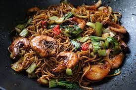 Rasanya juga pedas dan manis, kena dengan selera kita. Mee Goreng Basah Azie Kitchen