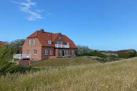 Von der ferienwohnung im rosengang 3 sind sie in wenigen gehminuten am kilometerlangen sandstrand. Ferienwohnungen Inselhaus Kniphuusen Auf Der Insel Juist Lutetsburg Lodges