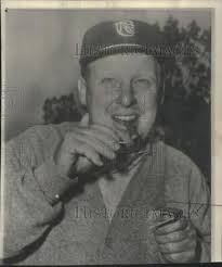 1958 Press Photo Golfer Billy Maxwell takes a break after hot 64