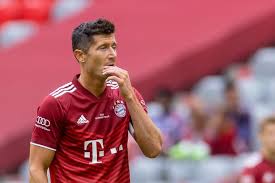 Robert lewandowski is a polish professional footballer who plays as a striker for bundesliga club bayern munich and is the captain of the po. Ednsjygwbnngfm