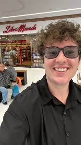 John Ray Grisham es un abogado y escritor estadounidense conocido por la  gran popularidad de sus novelas de intriga y suspenso jurídico ⚖️📖 Sus  obras han sobrepasado los 250 millones de ventas