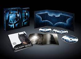 Le chevalier noir est la suite de batman begins, déjà réalisé par christopher nolan. The Dark Knight Trilogy Blu Ray Cool Material