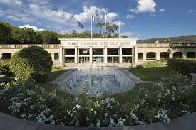Le village de gréoux, construit au pied de son château. Locations Meublees Pour Cure Thermale A Greoux Les Bains
