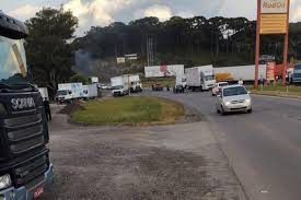 A greve dos caminhoneiros já dura quatro dias e não tem previsão de acabar. Caminhoneiros Protestam Contra Preco Do Oleo Diesel Em Rodovia Da Serra Pioneiro