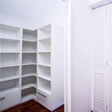 La cabina armadio è quel must che tutti sognano di avere in casa, ma che in molti pensano di non poter realizzare per le dimensioni, la forma oppure la disposizione delle proprie stanze. Cabina Armadio Fai Da Te Angolare Per Piccoli Spazi Community Lm